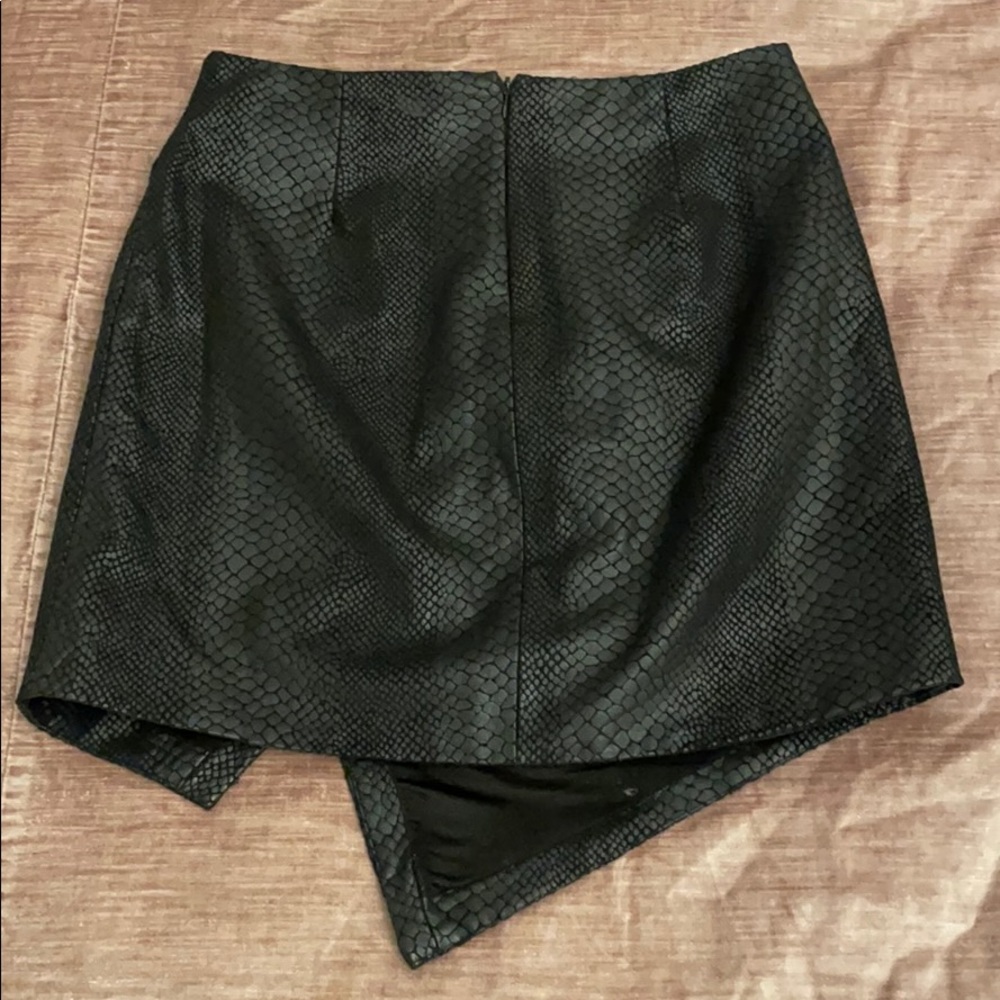 Olvaceous black snake skin crisscross mini skirt - Picture 2 of 2
